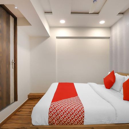 Oyo Hotel Shree Niwas Ahmedabad Bagian luar foto