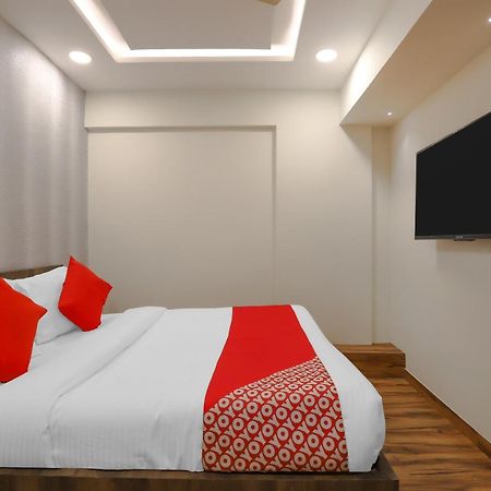 Oyo Hotel Shree Niwas Ahmedabad Bagian luar foto