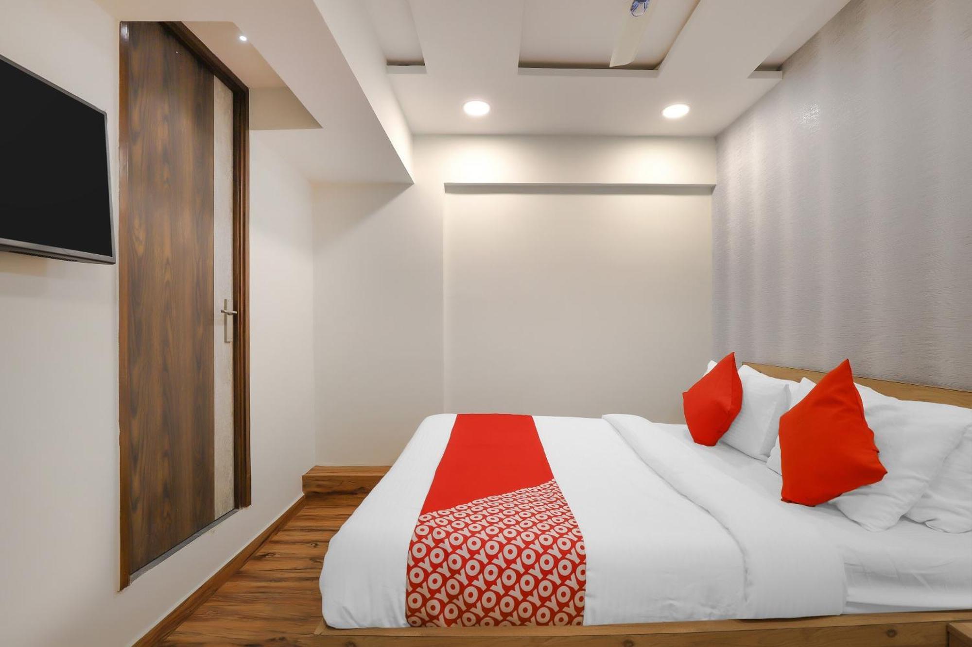 Oyo Hotel Shree Niwas Ahmedabad Bagian luar foto
