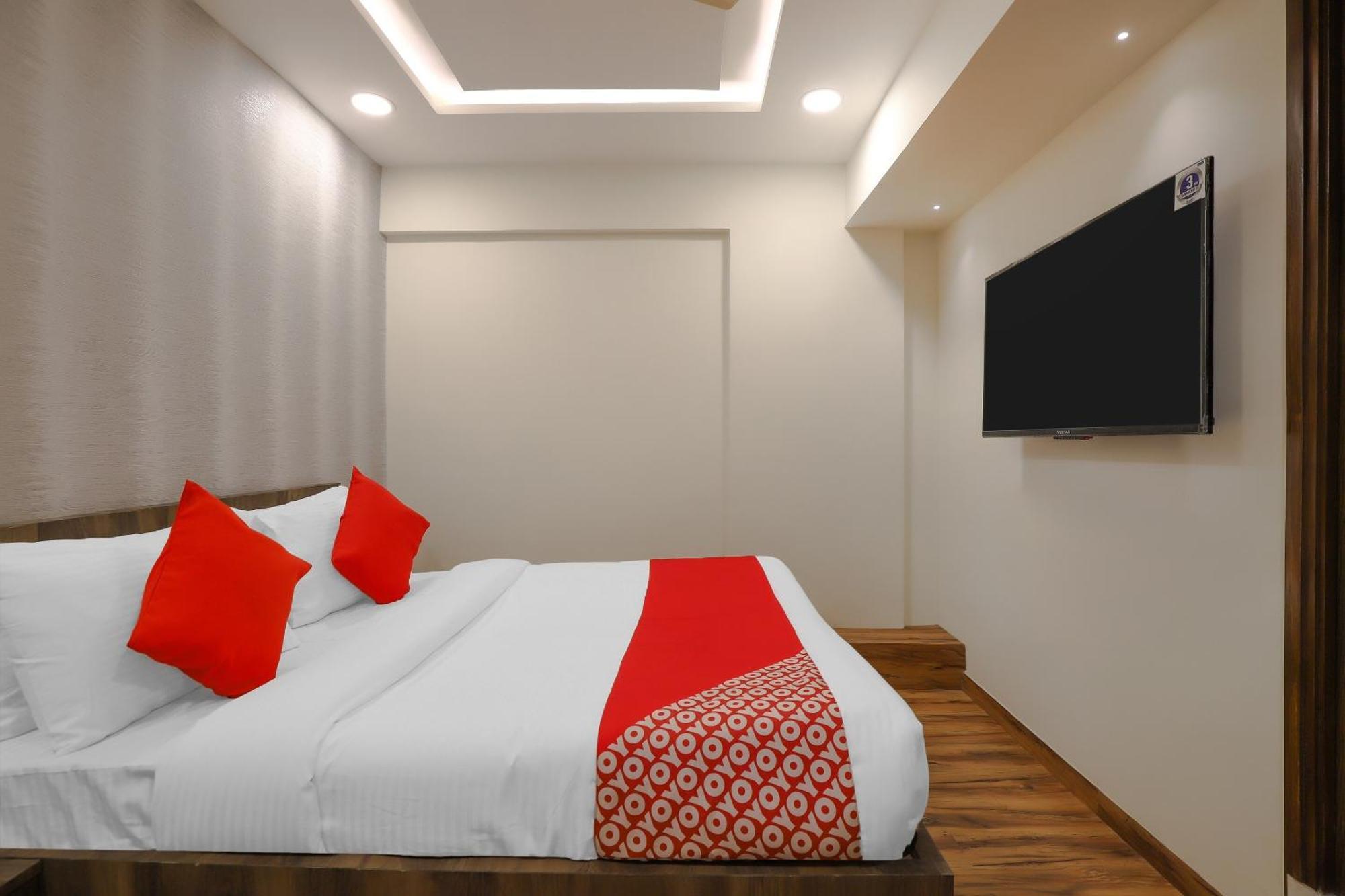 Oyo Hotel Shree Niwas Ahmedabad Bagian luar foto