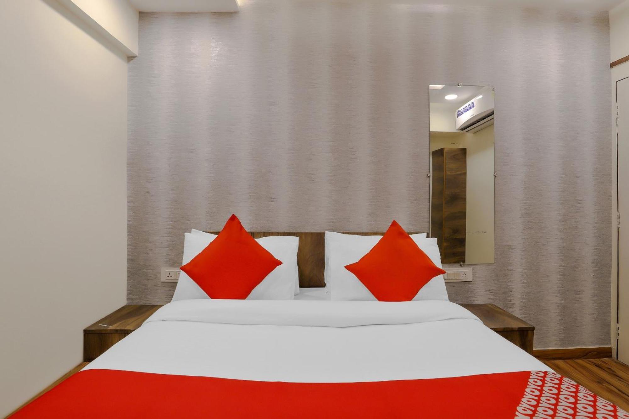 Oyo Hotel Shree Niwas Ahmedabad Bagian luar foto