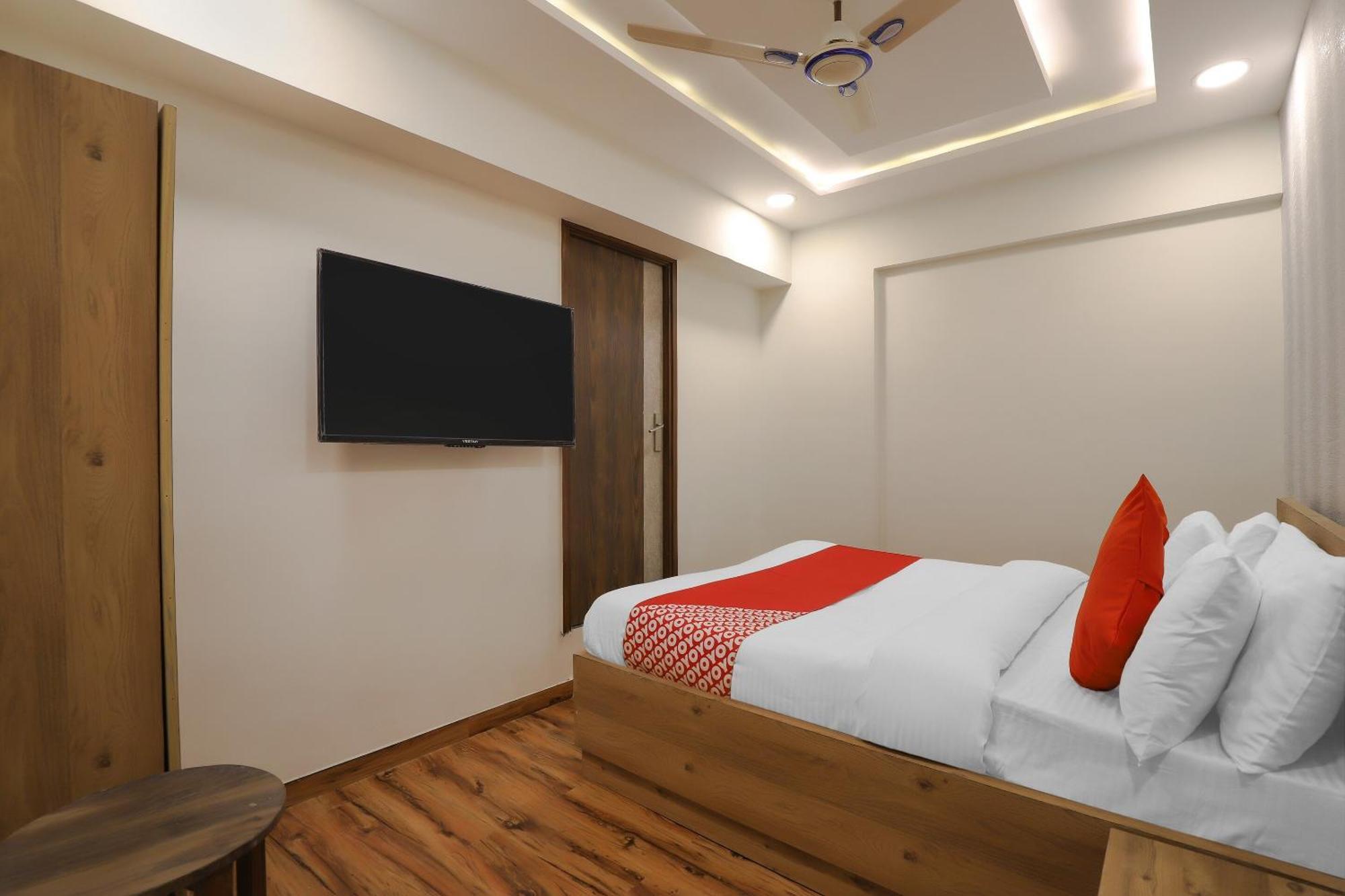 Oyo Hotel Shree Niwas Ahmedabad Bagian luar foto