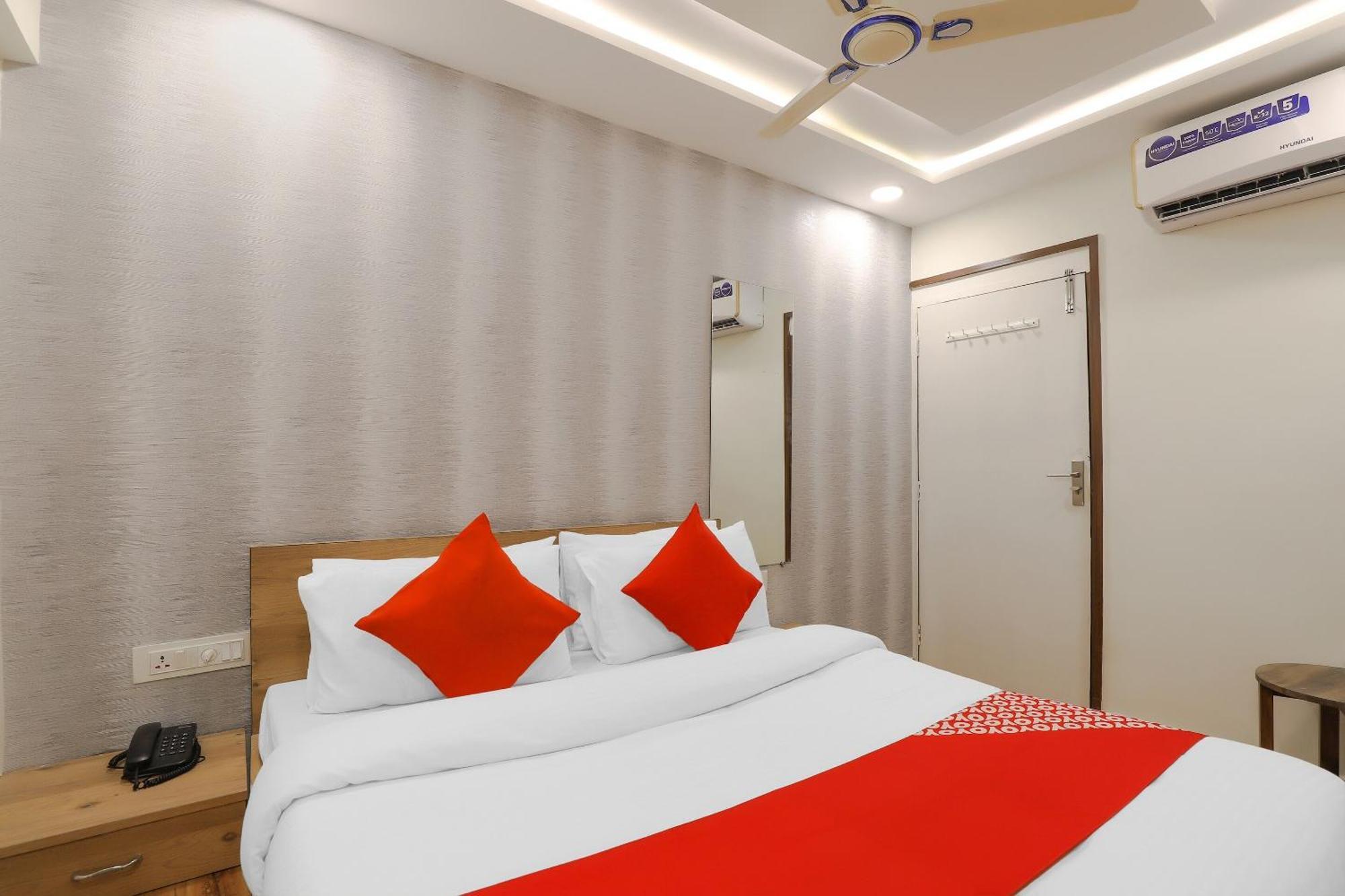 Oyo Hotel Shree Niwas Ahmedabad Bagian luar foto