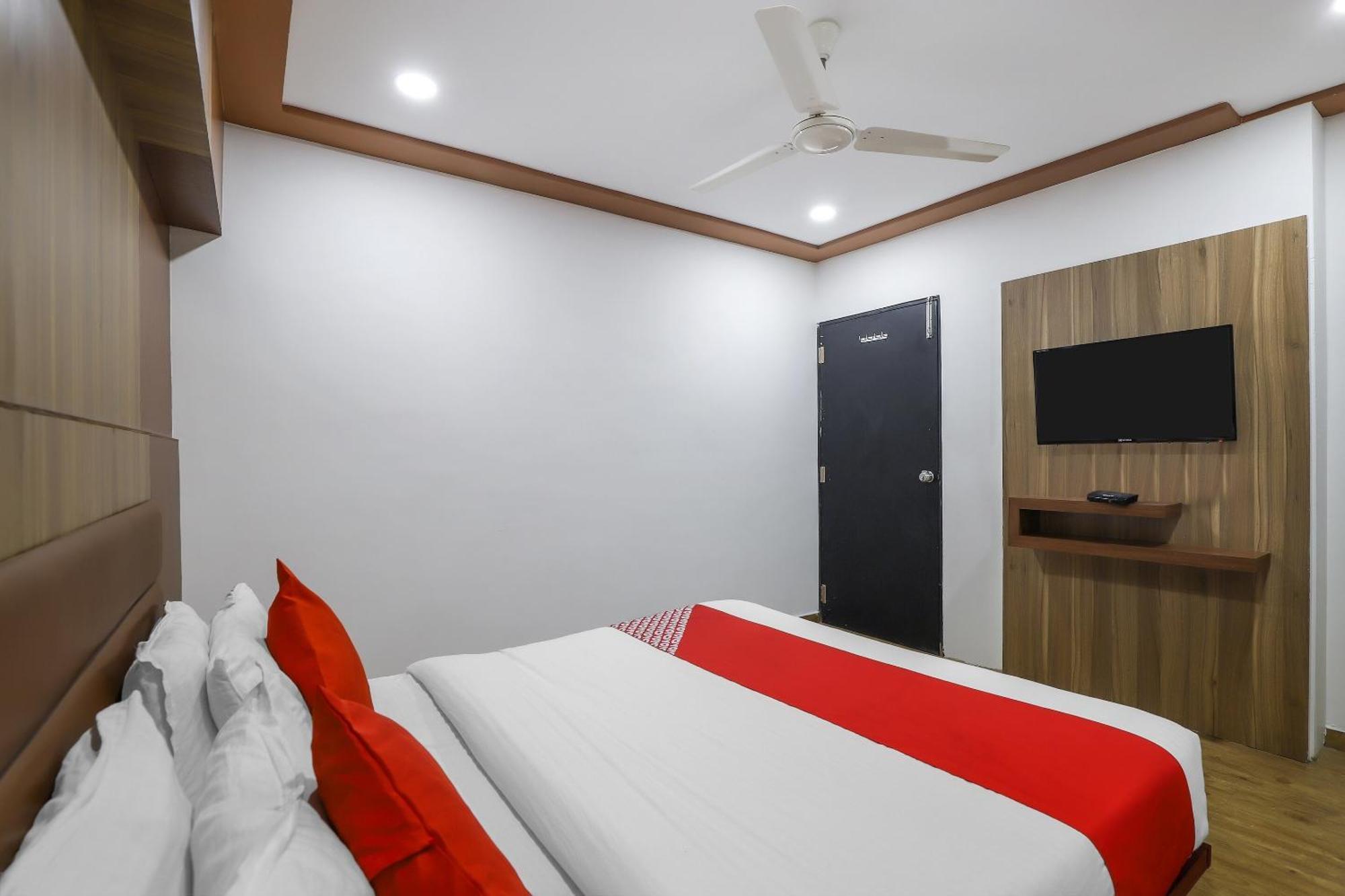 Oyo Hotel Shree Niwas Ahmedabad Bagian luar foto