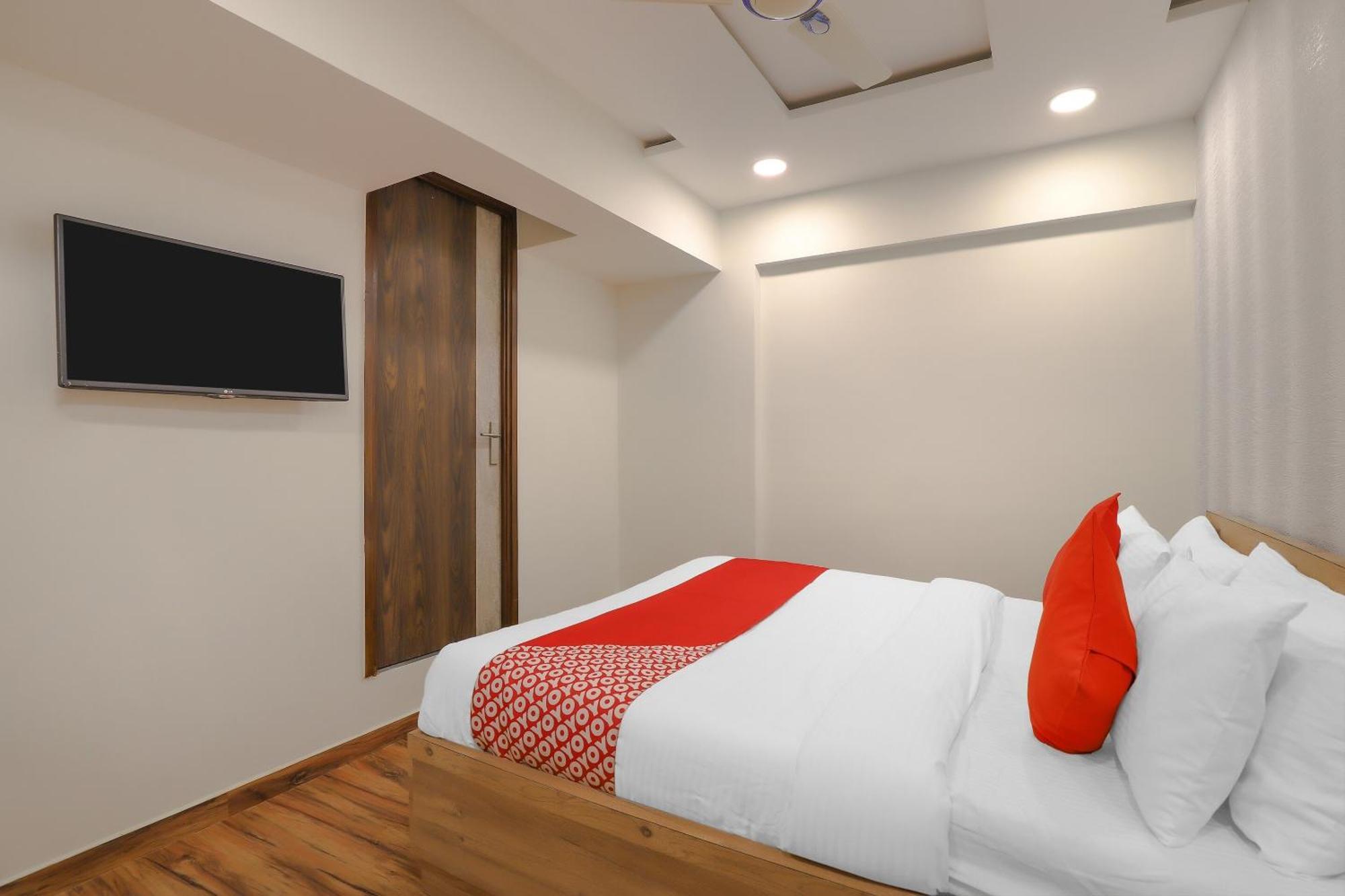 Oyo Hotel Shree Niwas Ahmedabad Bagian luar foto