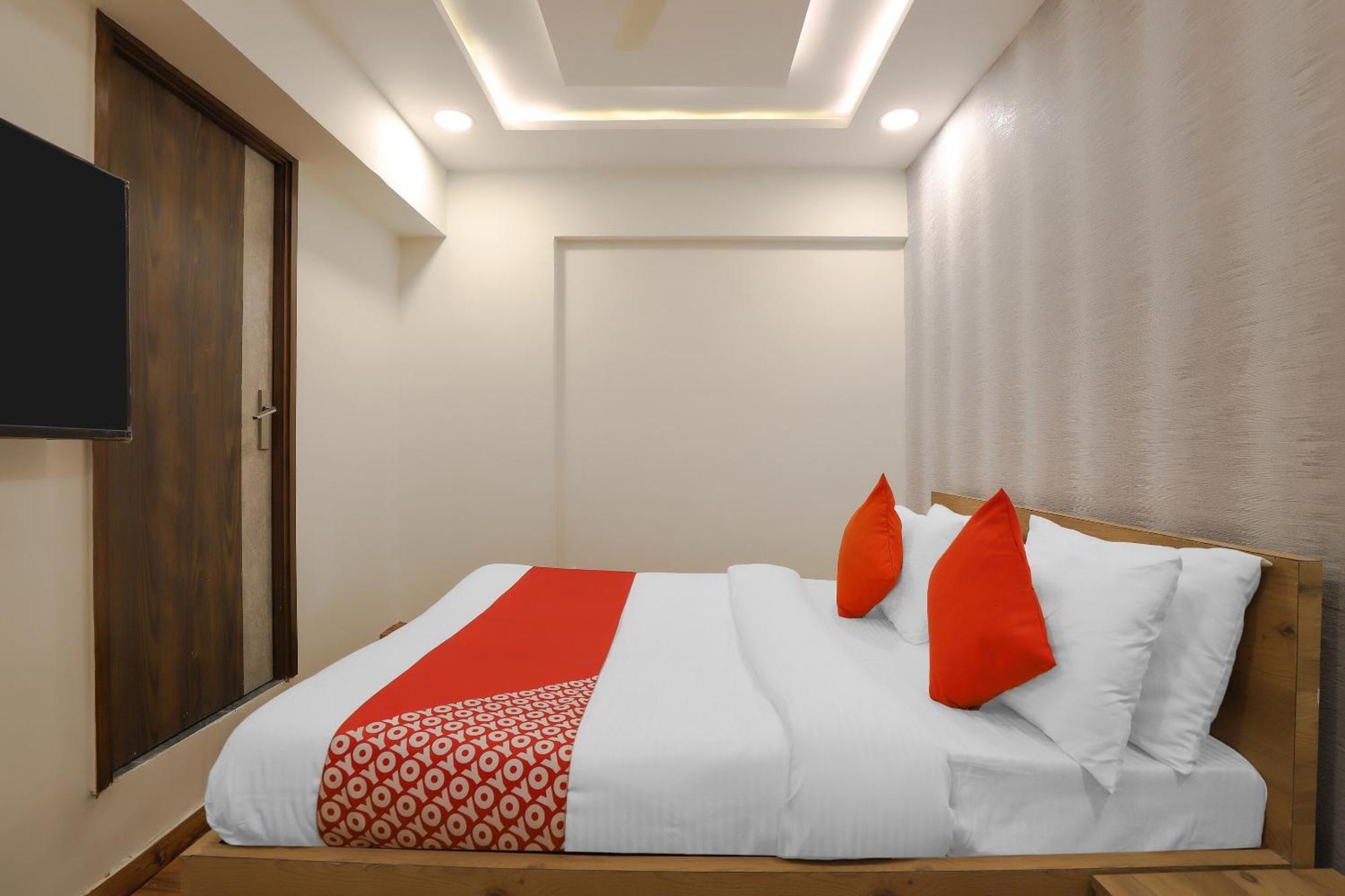 Oyo Hotel Shree Niwas Ahmedabad Bagian luar foto