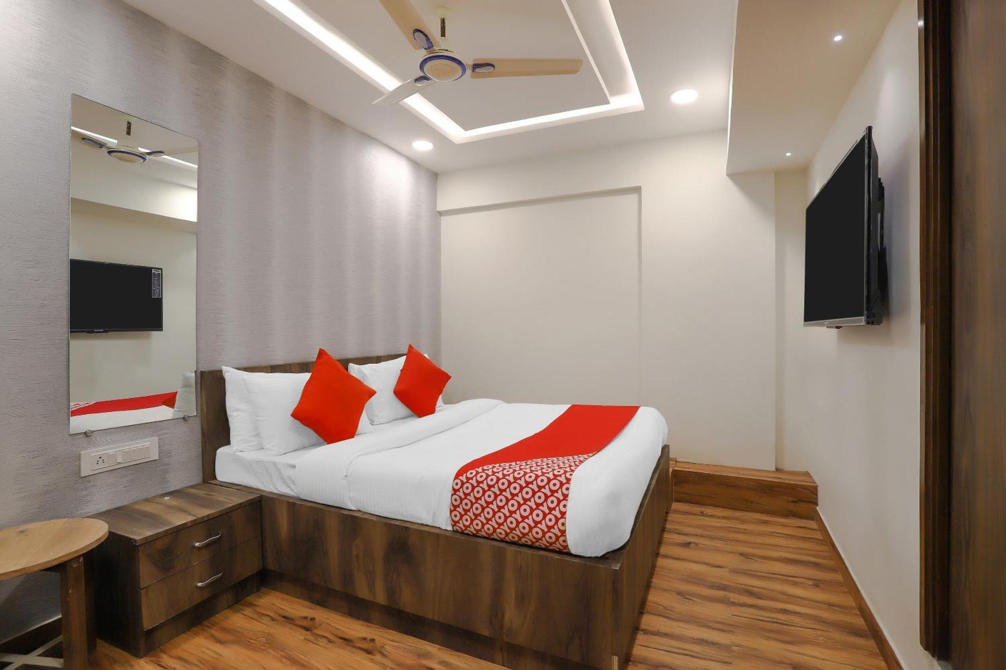 Oyo Hotel Shree Niwas Ahmedabad Bagian luar foto