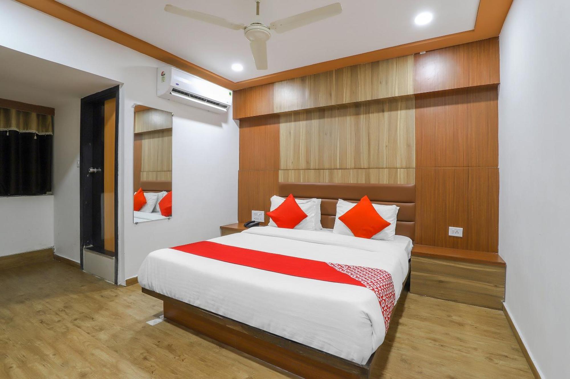Oyo Hotel Shree Niwas Ahmedabad Bagian luar foto