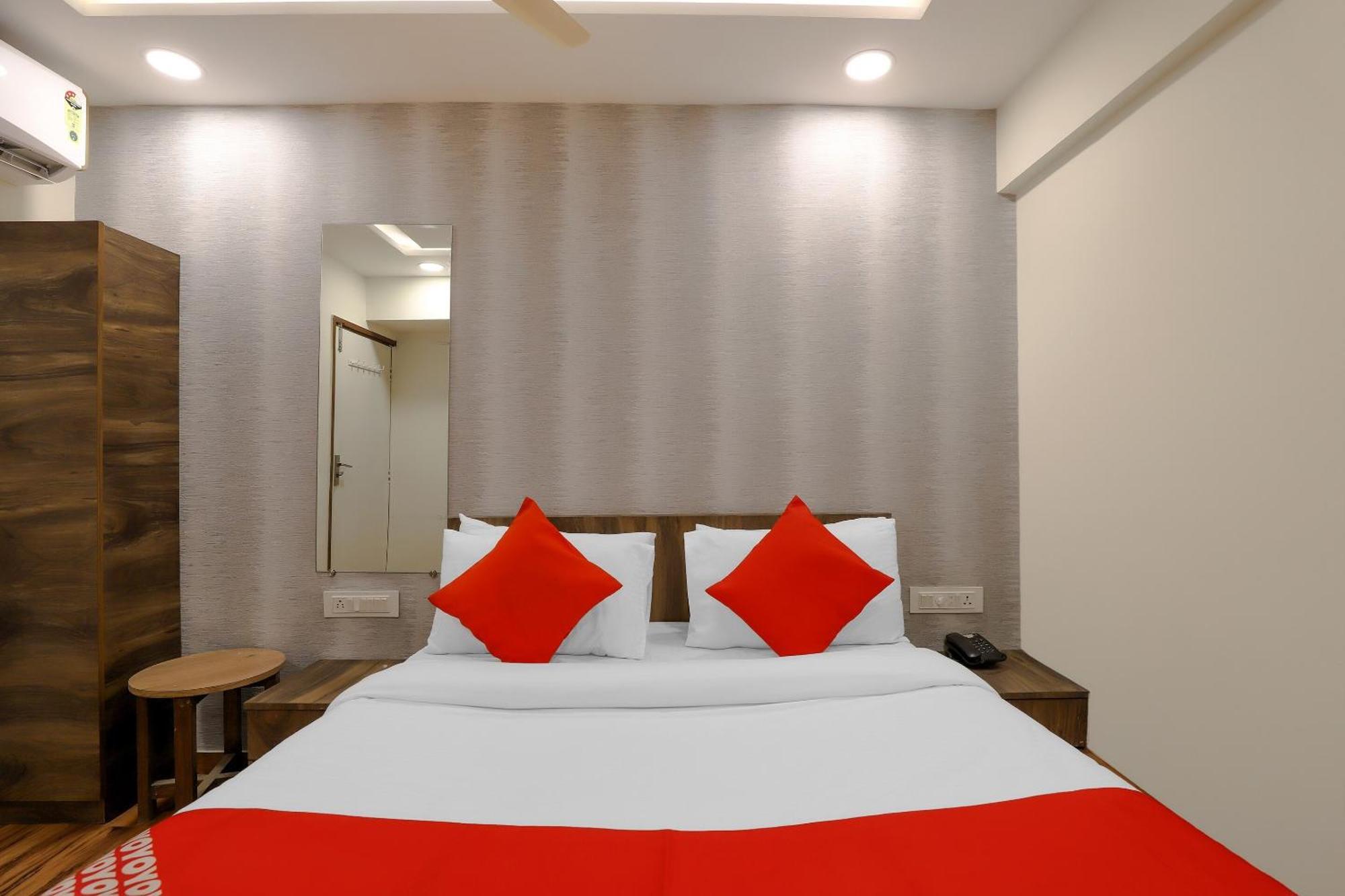 Oyo Hotel Shree Niwas Ahmedabad Bagian luar foto