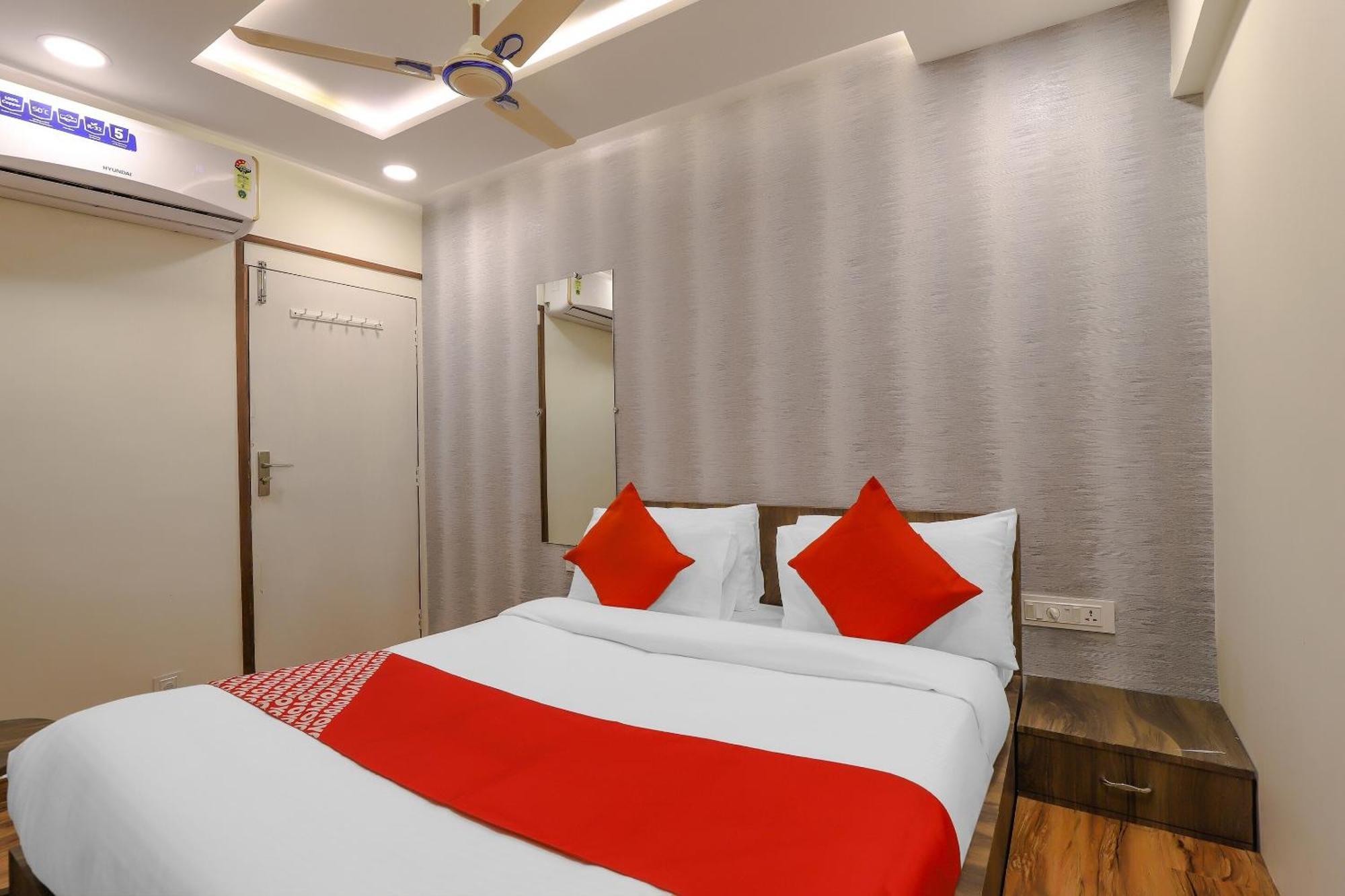Oyo Hotel Shree Niwas Ahmedabad Bagian luar foto