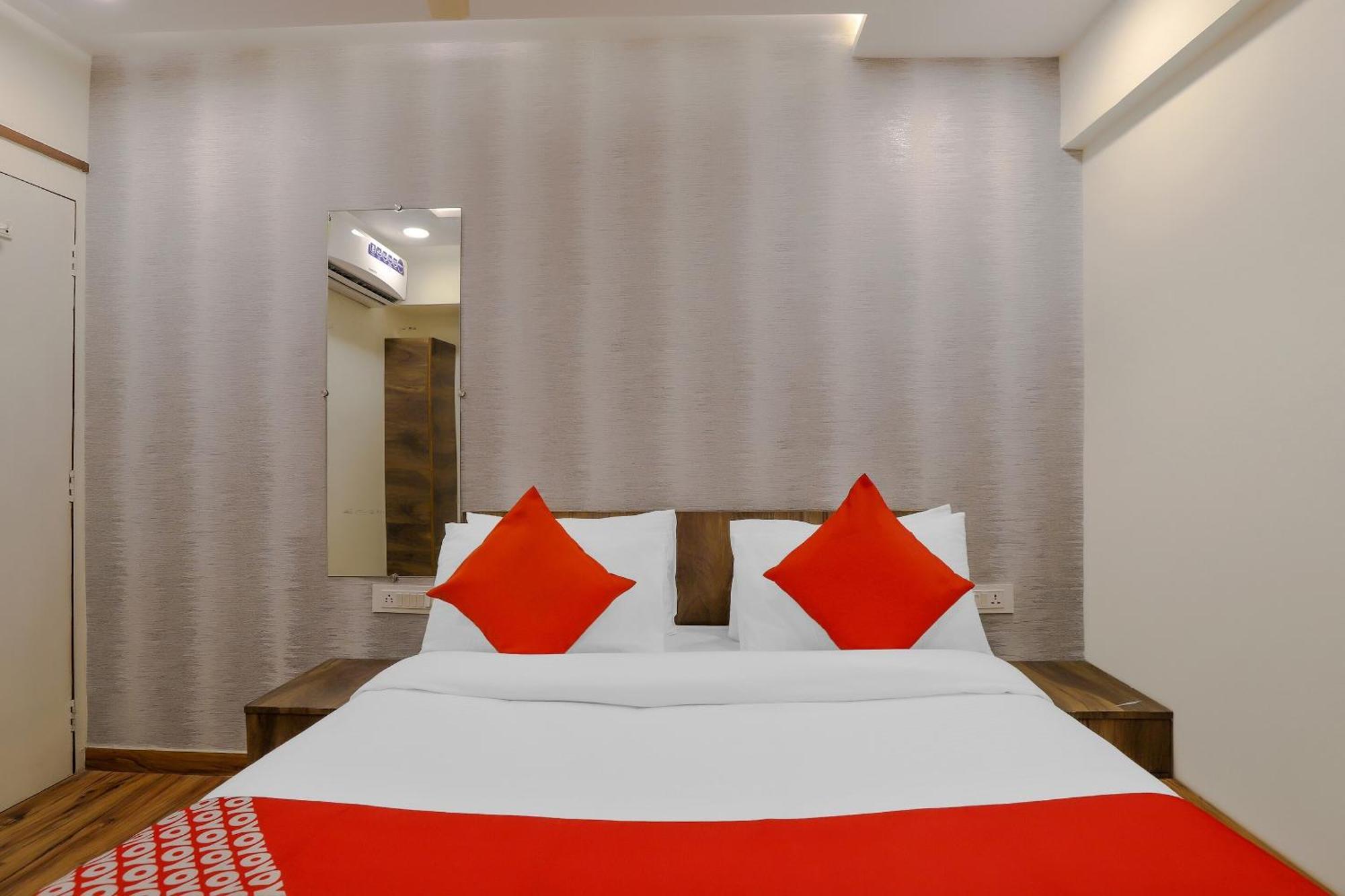 Oyo Hotel Shree Niwas Ahmedabad Bagian luar foto