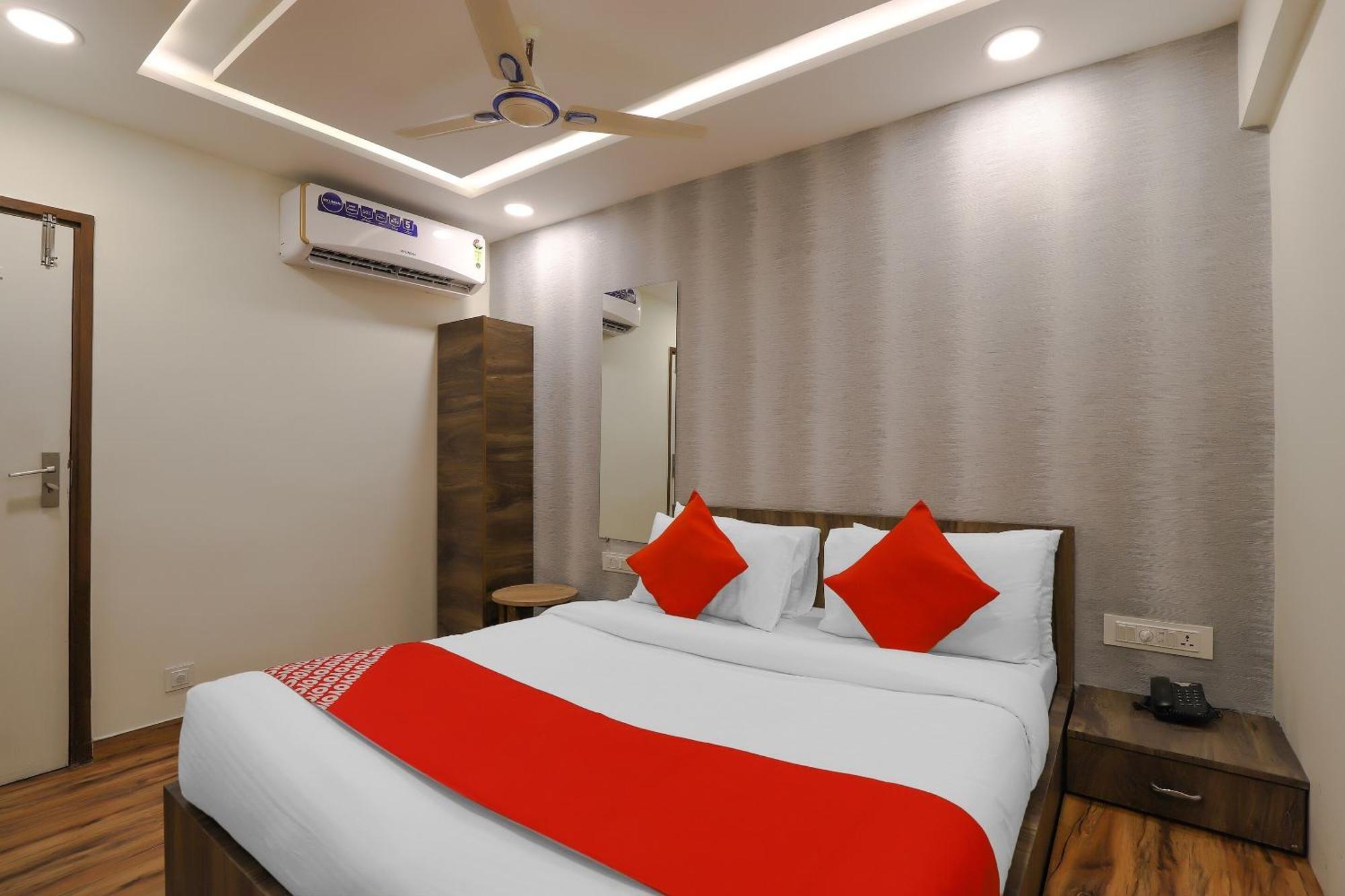 Oyo Hotel Shree Niwas Ahmedabad Bagian luar foto
