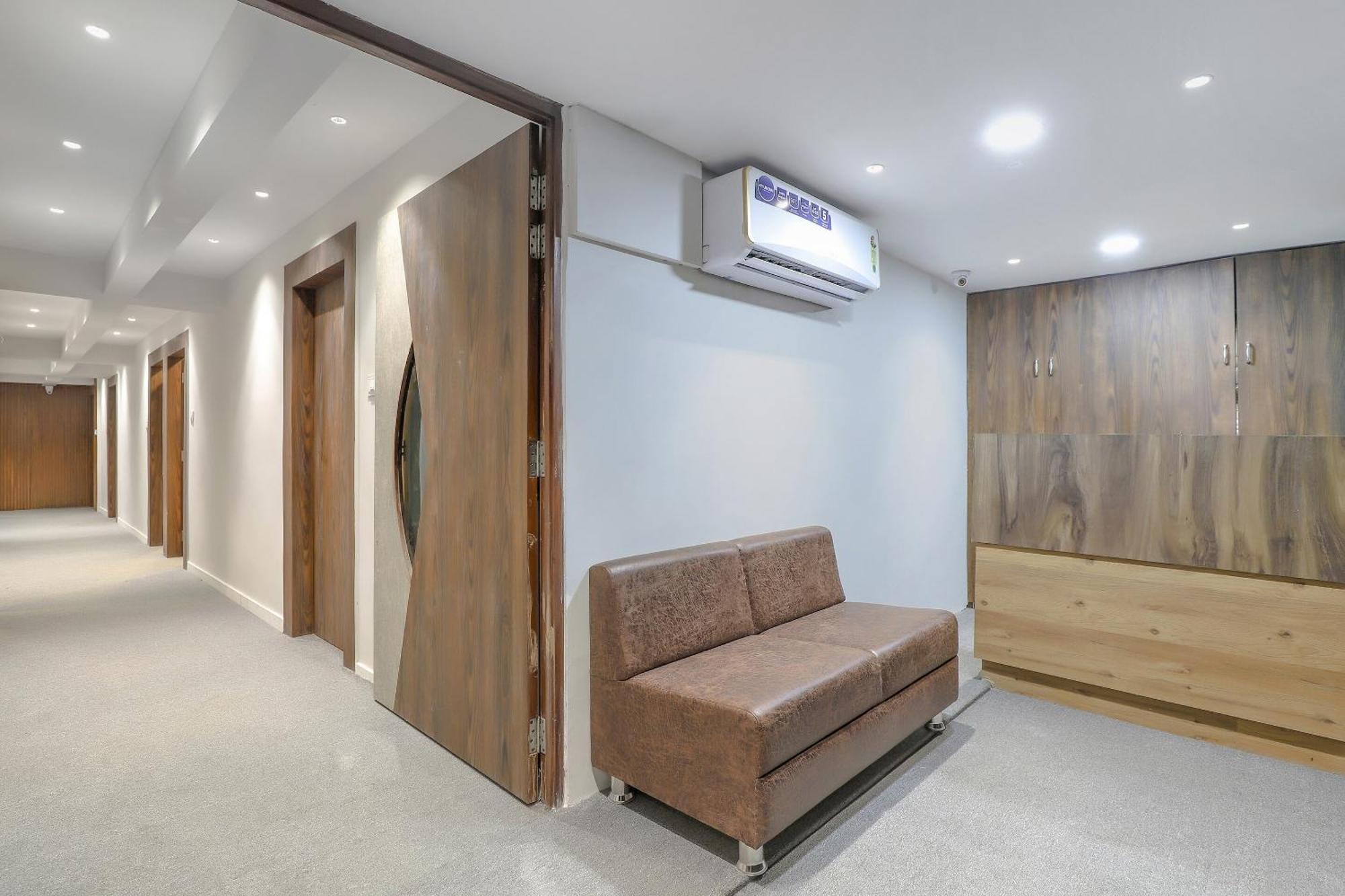 Oyo Hotel Shree Niwas Ahmedabad Bagian luar foto
