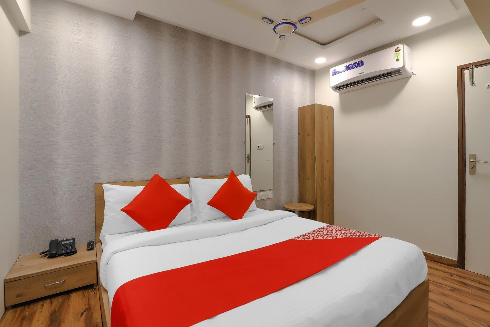Oyo Hotel Shree Niwas Ahmedabad Bagian luar foto