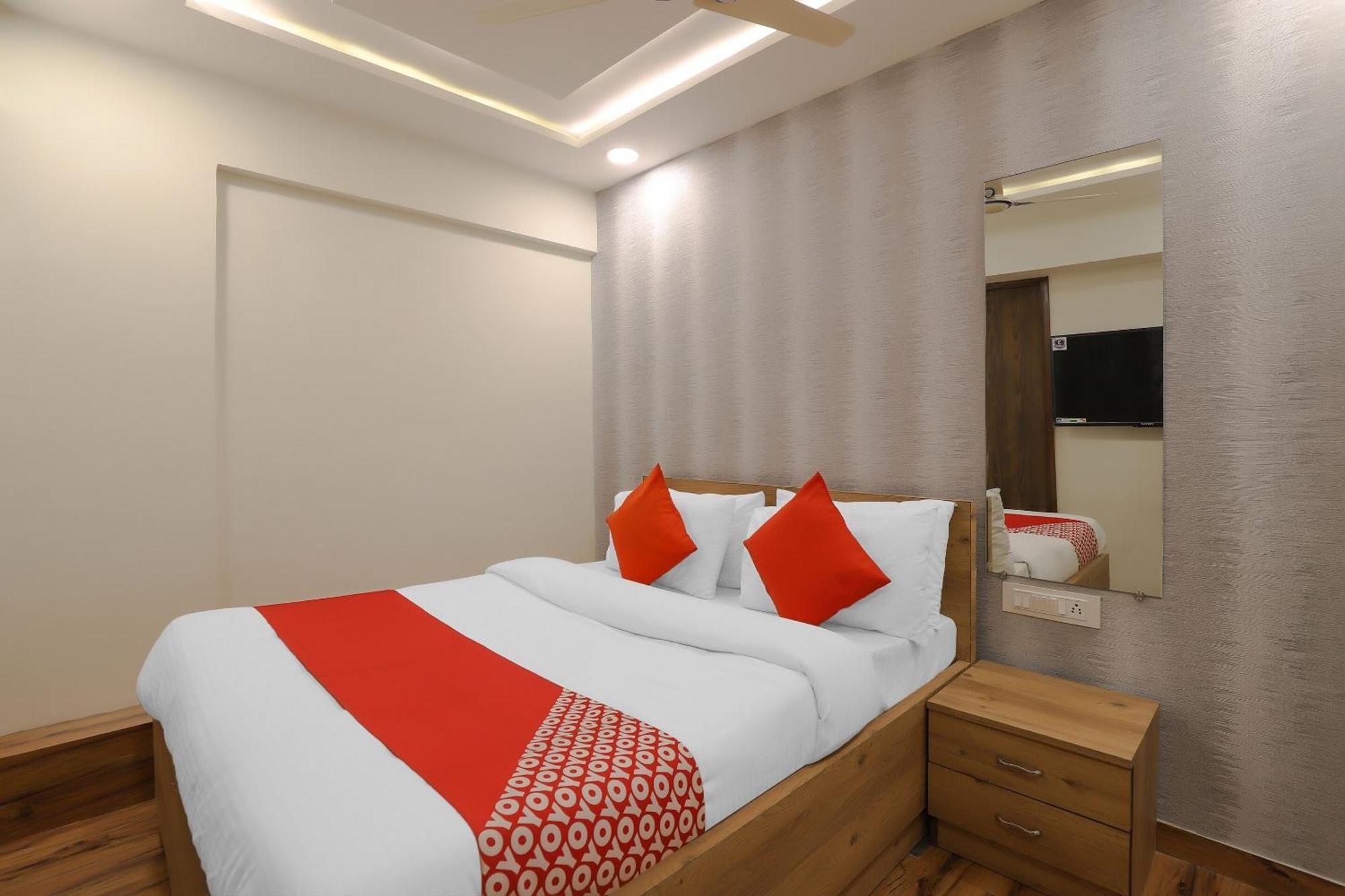 Oyo Hotel Shree Niwas Ahmedabad Bagian luar foto