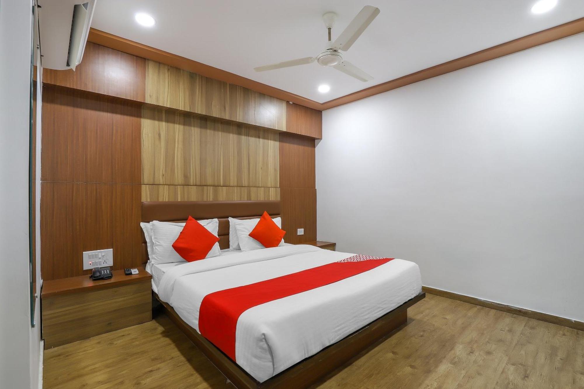 Oyo Hotel Shree Niwas Ahmedabad Bagian luar foto