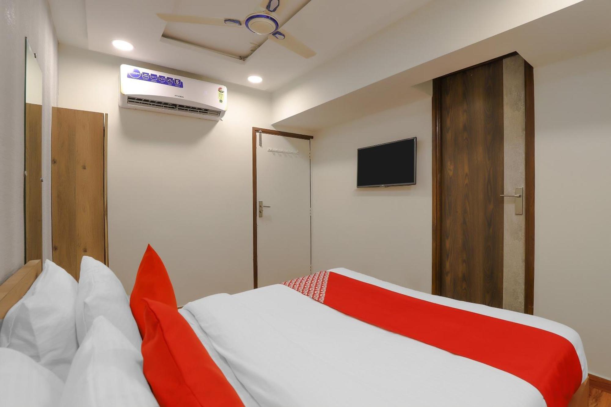 Oyo Hotel Shree Niwas Ahmedabad Bagian luar foto