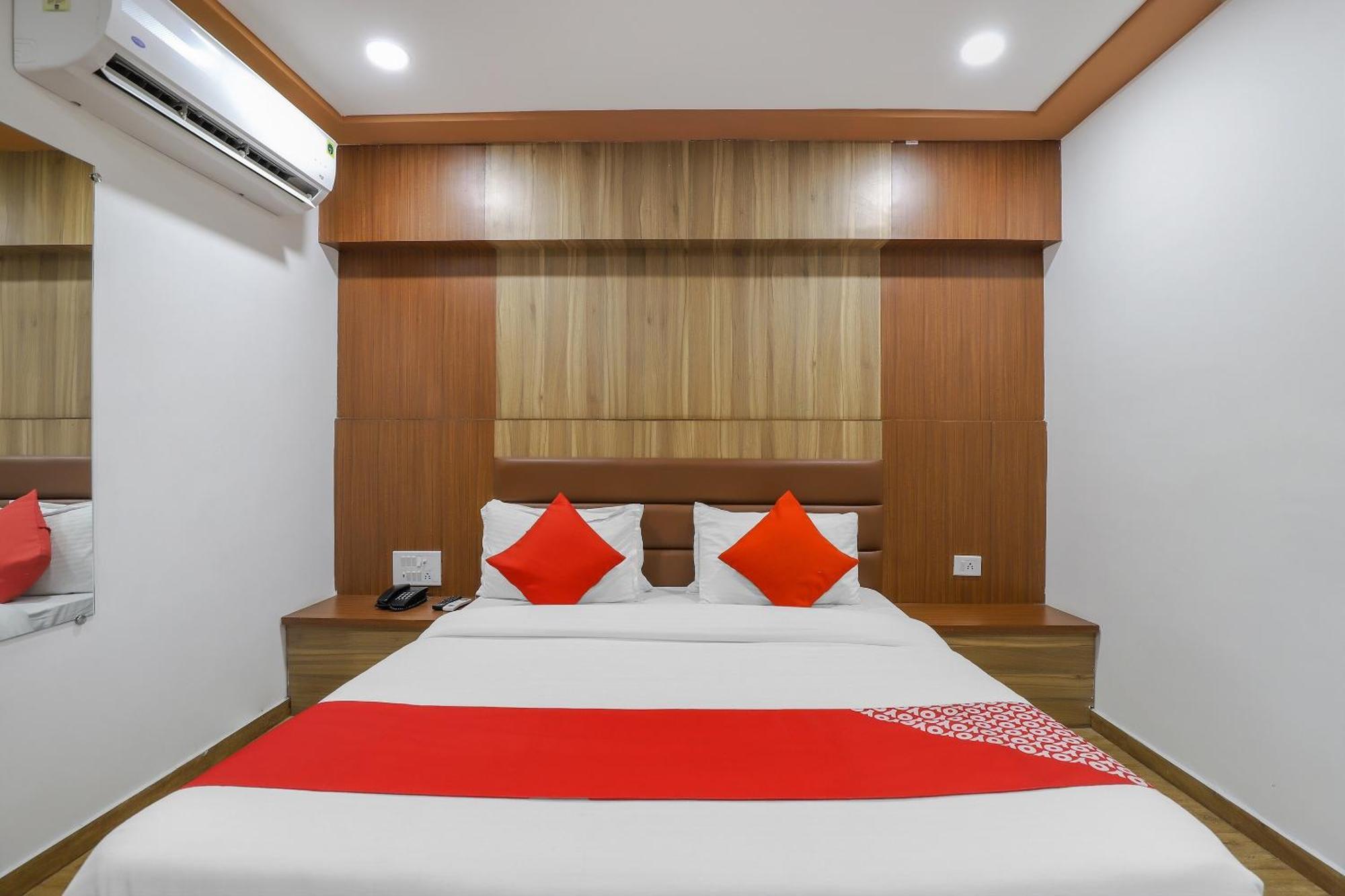 Oyo Hotel Shree Niwas Ahmedabad Bagian luar foto