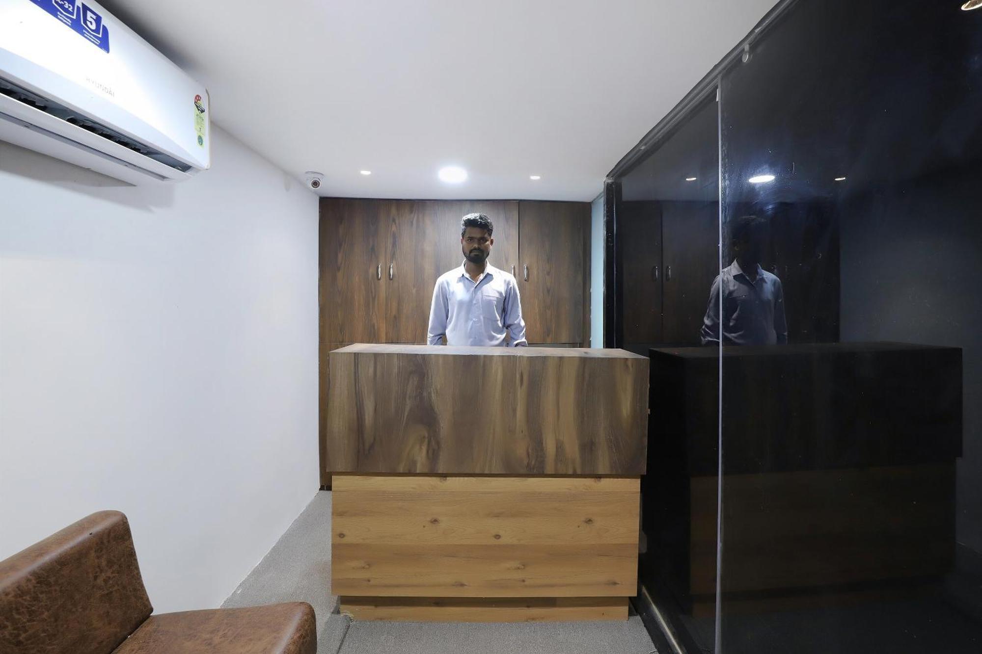 Oyo Hotel Shree Niwas Ahmedabad Bagian luar foto