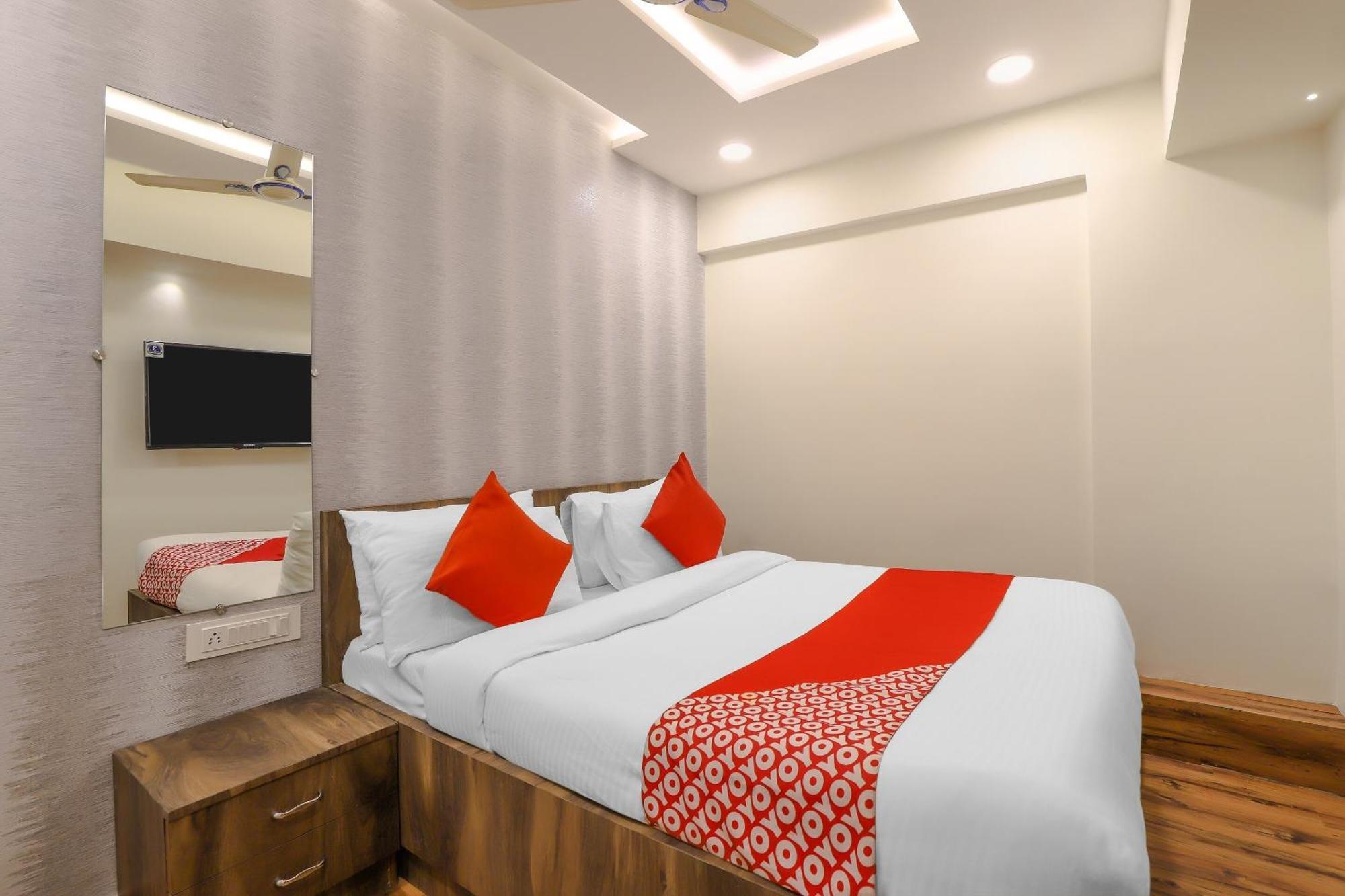 Oyo Hotel Shree Niwas Ahmedabad Bagian luar foto