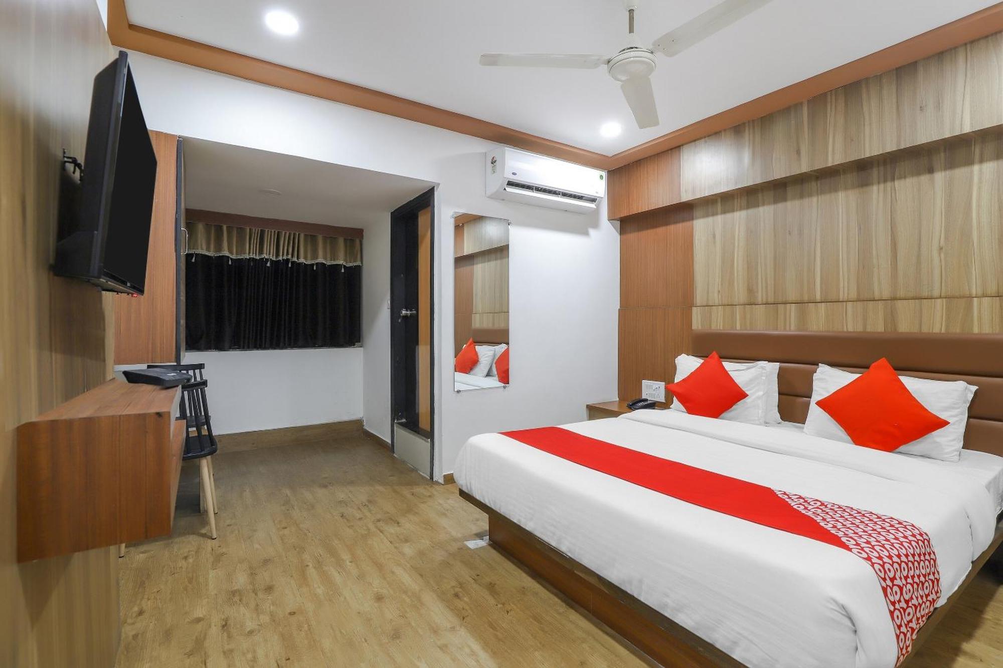 Oyo Hotel Shree Niwas Ahmedabad Bagian luar foto